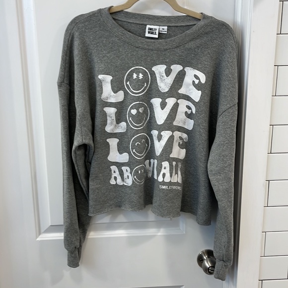 Women's SmileyWorld Love Above All Graphic Sweatshirt Gray M Smiley Company NWT - Picture 4 of 13